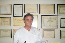 Doctor Óscar Aguilar García en la consulta